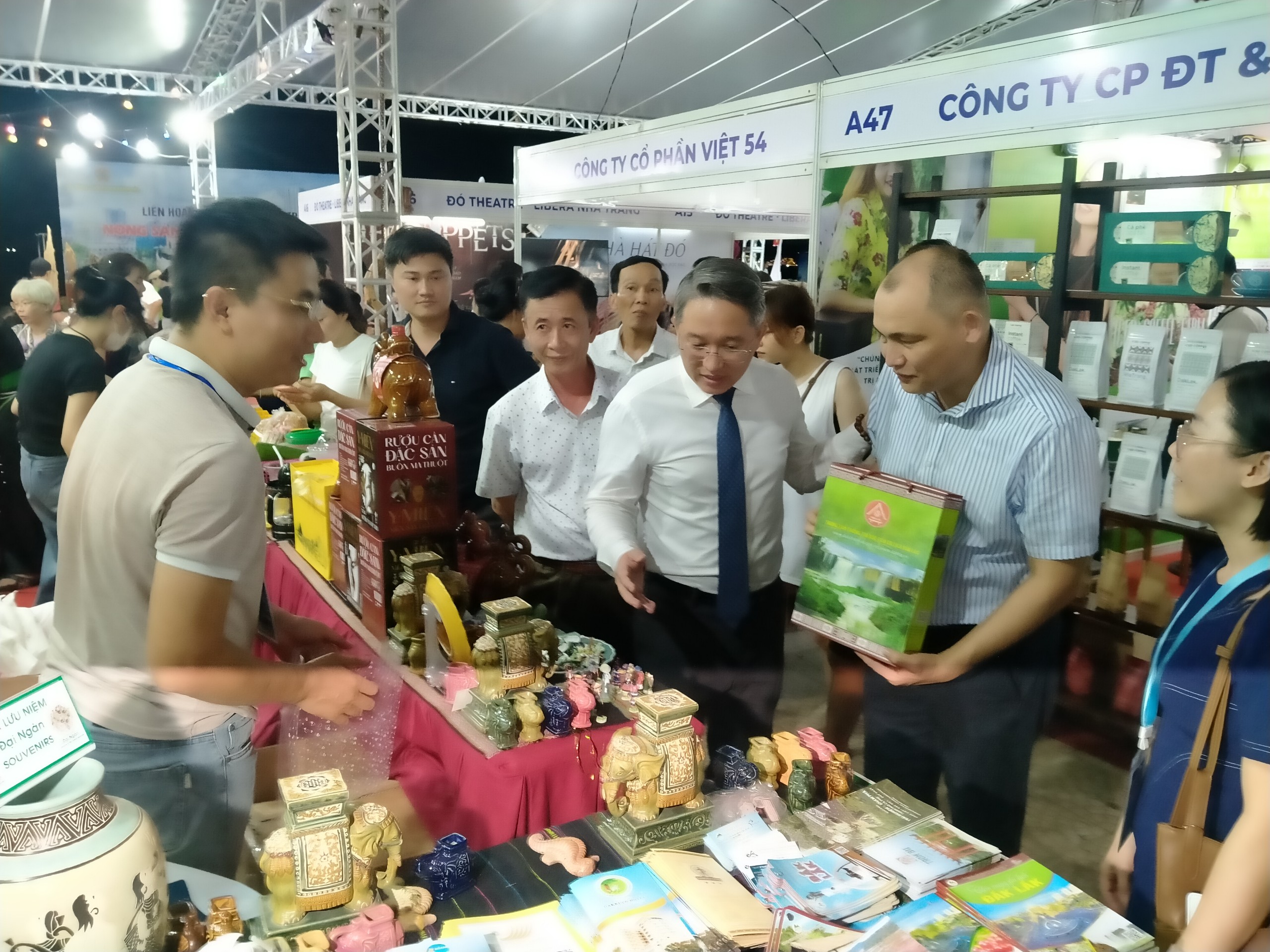 Đc Nguyễn Hải Ninh, Bí thư tỉnh uỷ Khánh Hòa thăm gian hàng của Đắk Lắk tại Liên hoan